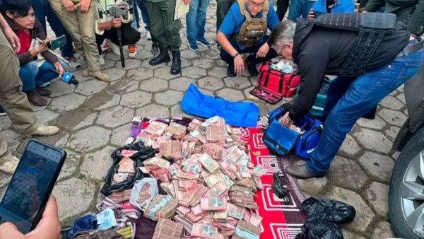 Policías presentan dinero ante fiscales y periodistas, en una fotografía publicada por ANF sobre el caso.