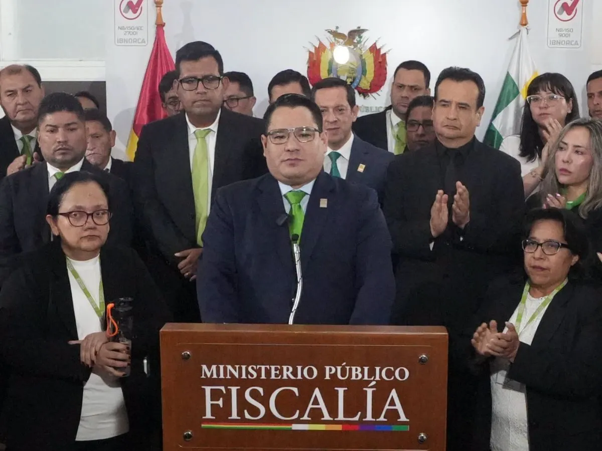 Roger Mariaca rodeado de funcionarios del Ministerio Público durante su conferencia de prensa del 28 de septiembre de 2026.