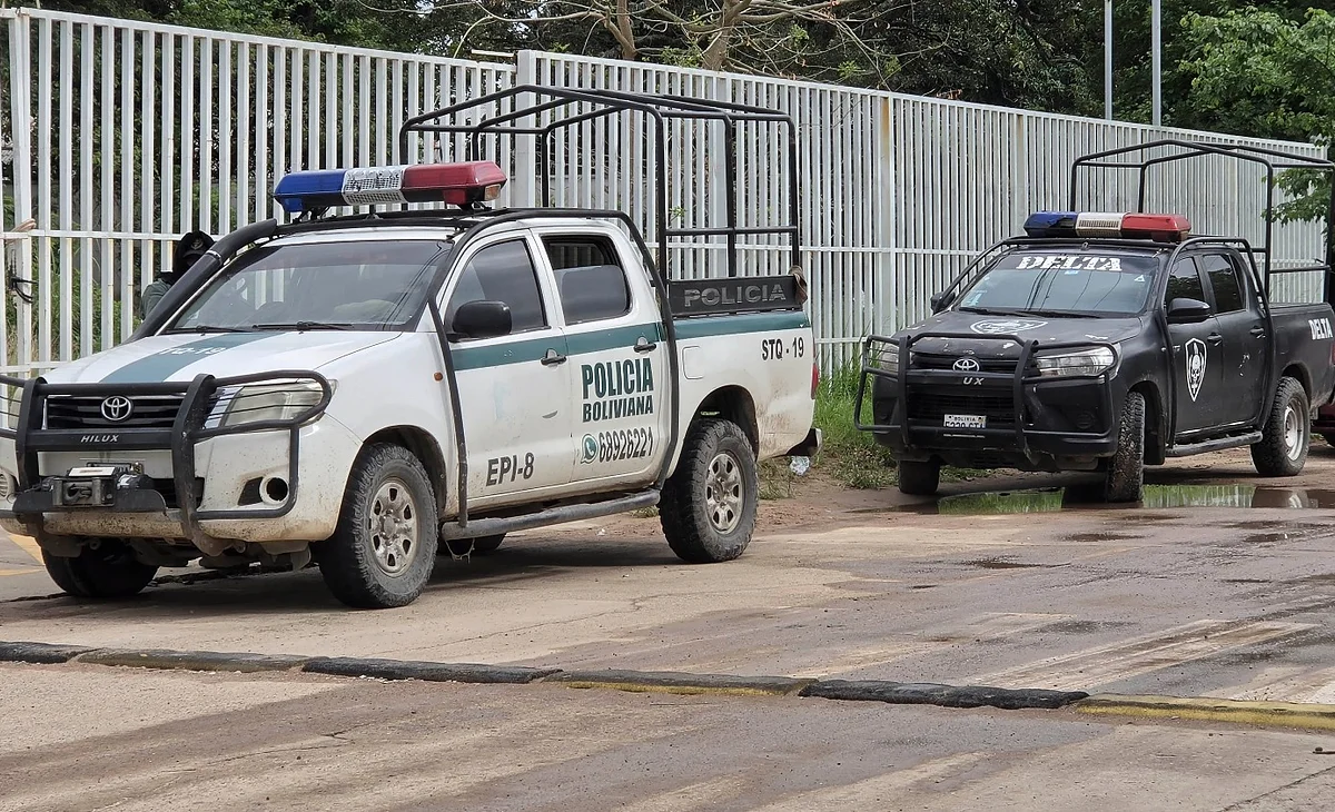Vehículos de la Policía en un operativo vinculado al caso Mariaca.