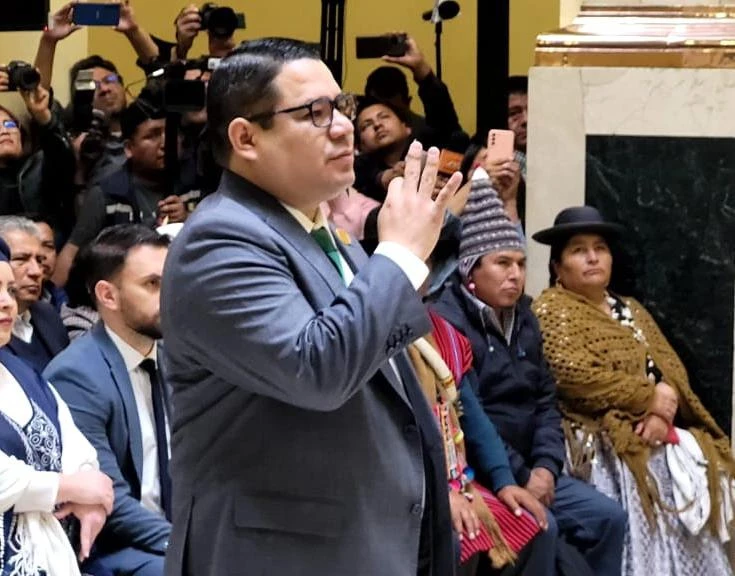 Roger Mariaca presta juramento durante su posesión como fiscal general, el 22 de octubre de 2024.